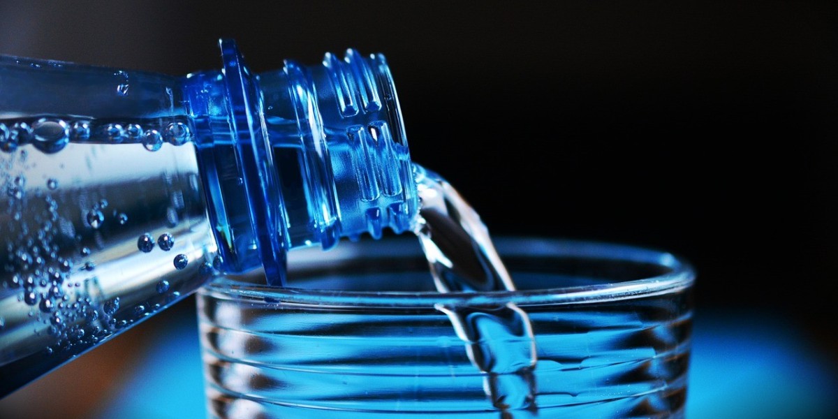 Dementia & Dehydration: Risks, Strategies and Tips for Hydration During the Warmer Months
